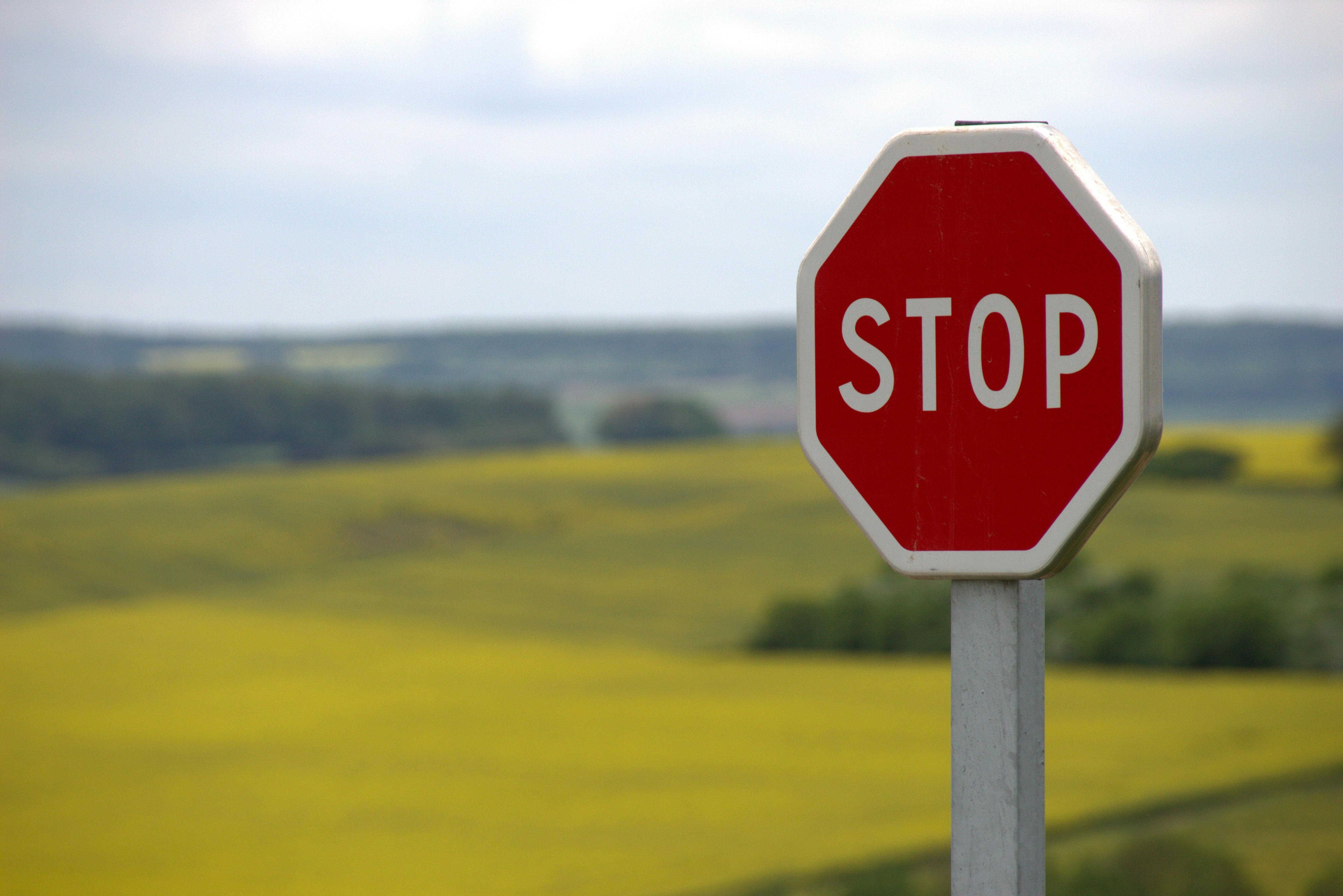 photo representant un panneau Stop de Pexels Pixabay