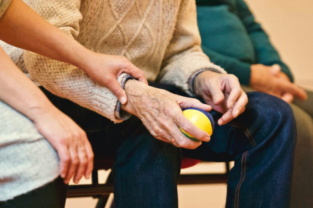 Senior autiste faisant des exercices de mobilité